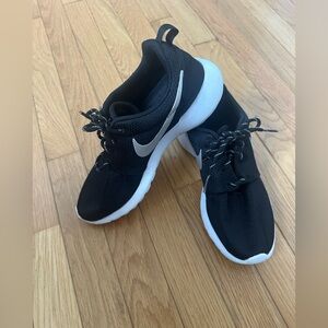 Women’s Black and White Nike Roshe One Size 7.5